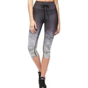 Good American Black/Grey Cinched-Waist Ombré Camo Capri Leggings Size 4/XL